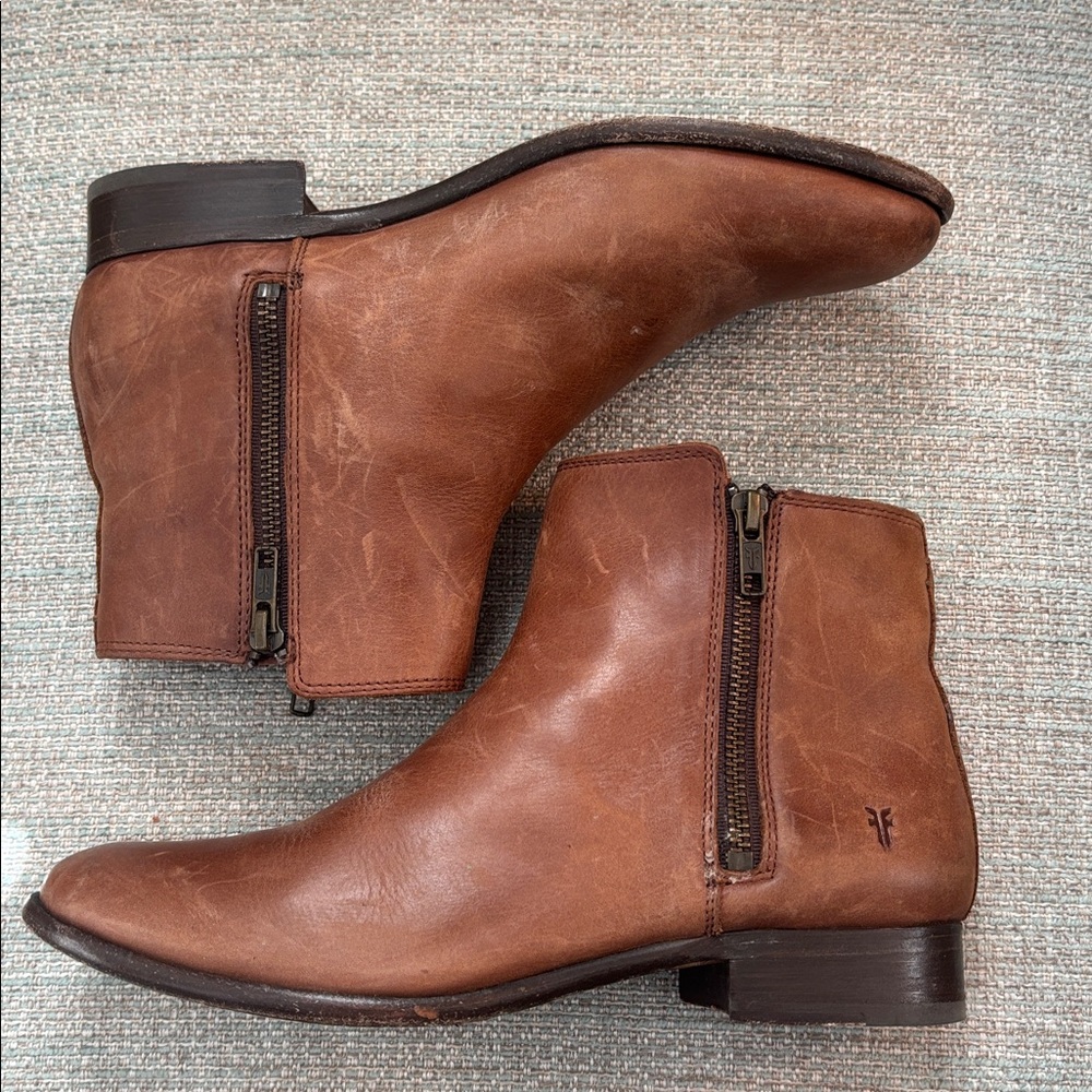 Frye Carly Zip Cognac‎ Leather Chelsea Ankle Bootie Boots Women’s size 9